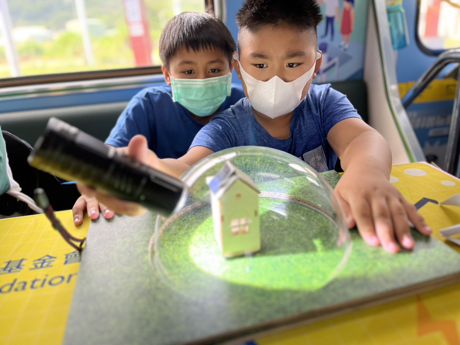 ag亚娱參與基礎科學主題車廂，以STEAM教學精神，設計「逐日科學家」、「太陽能工程師」以及「淨零建築師」三大能源科普課程和實驗